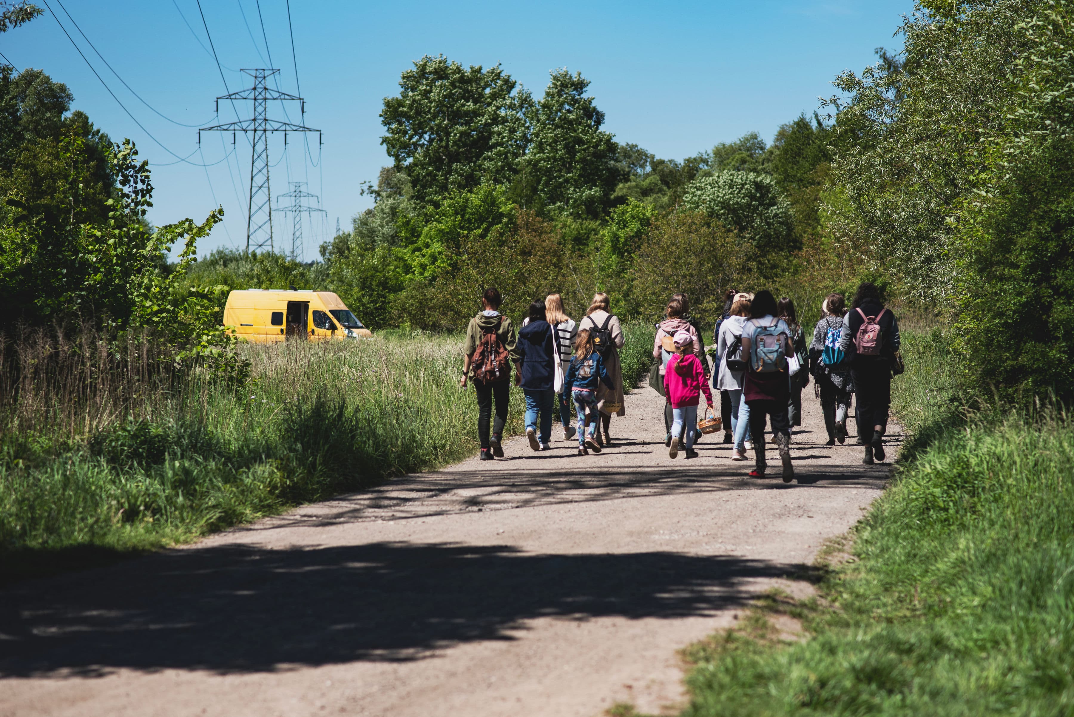 Uczestnicy Ziołowego Spaceru uczą się rozpoznawać rośliny lecznicze w lesie
